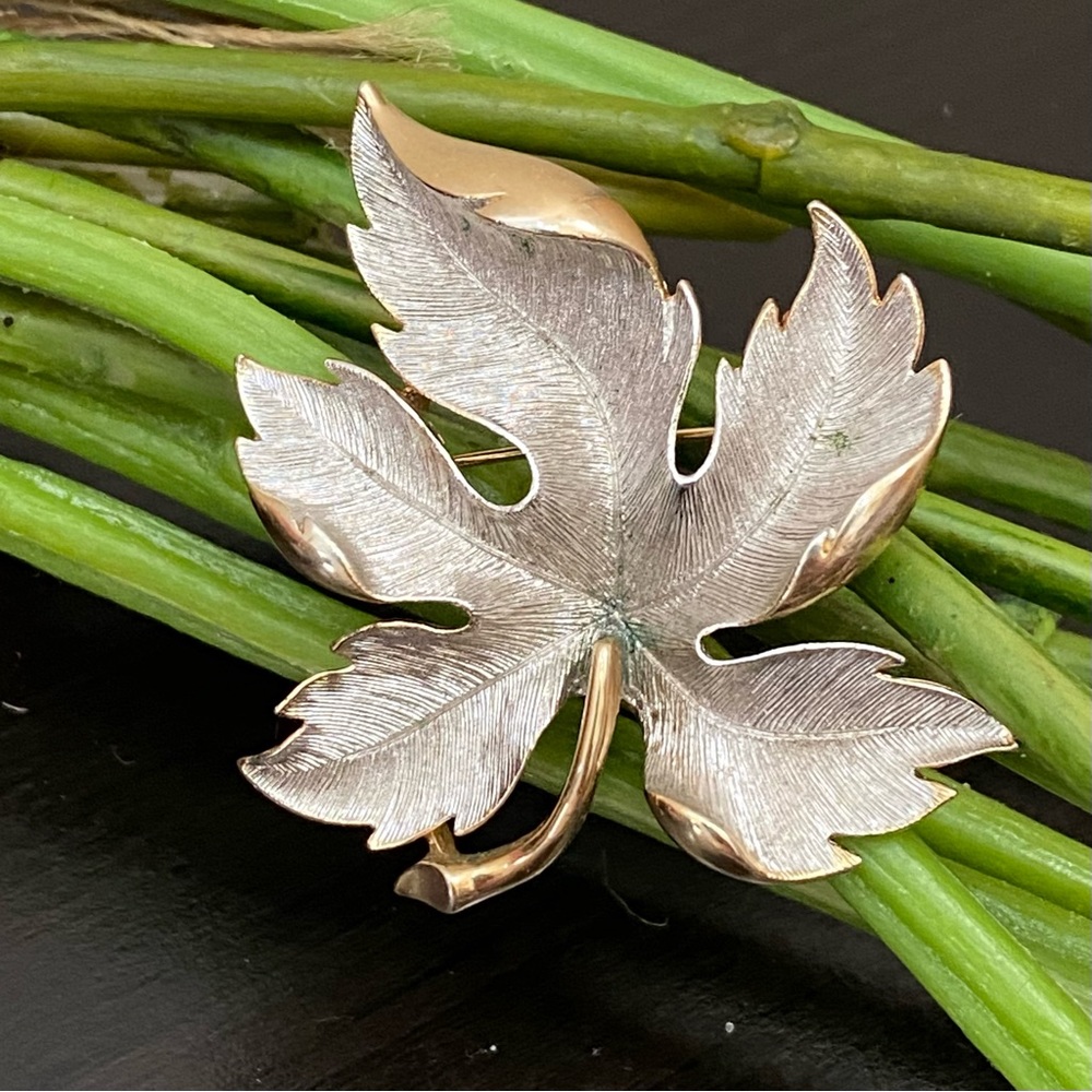 Vintage Unsigned 2-tone Brushed Silver & Gold-tone Maple Leaf Brooch